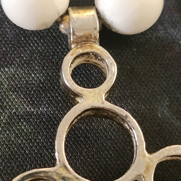 1960s LARGE MODULAR KENNETH JAY LANE CERAMIC WHITE PENDANT AND BEADS - Picture 12 of 16